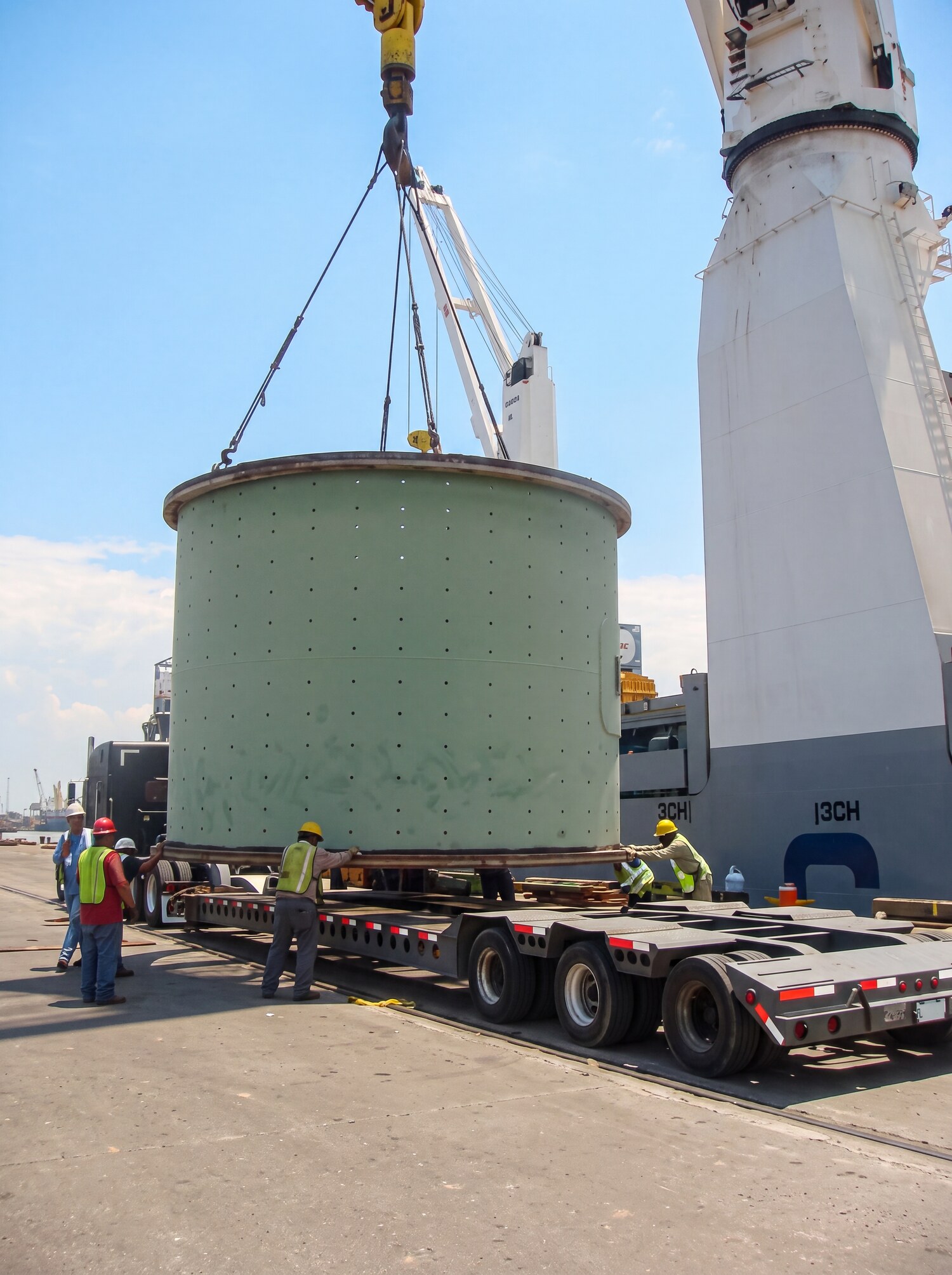 Virole de broyeur chargée au port