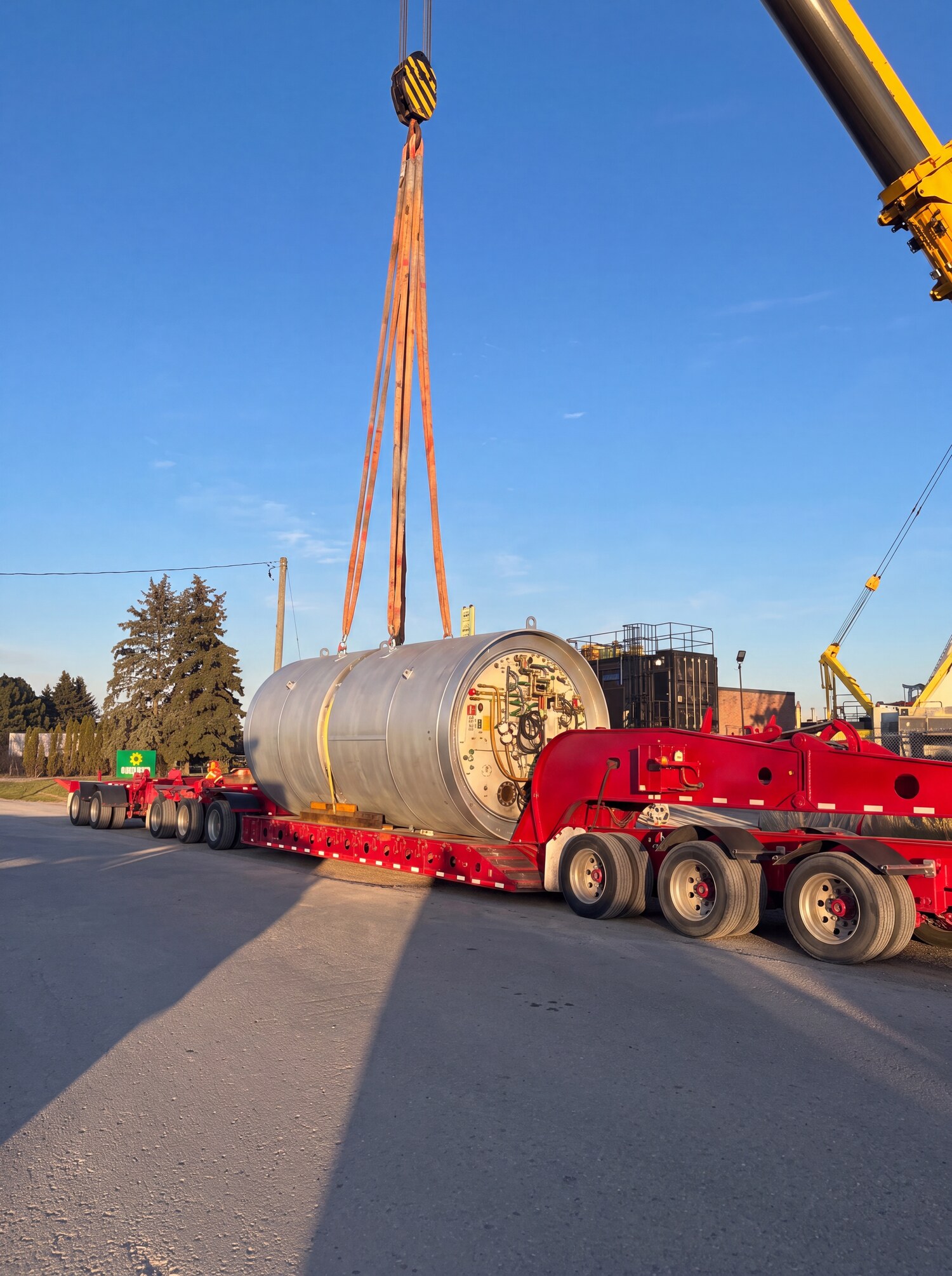 Section de tunnelier hissée par grue sur une remorque modulaire multi-essieux