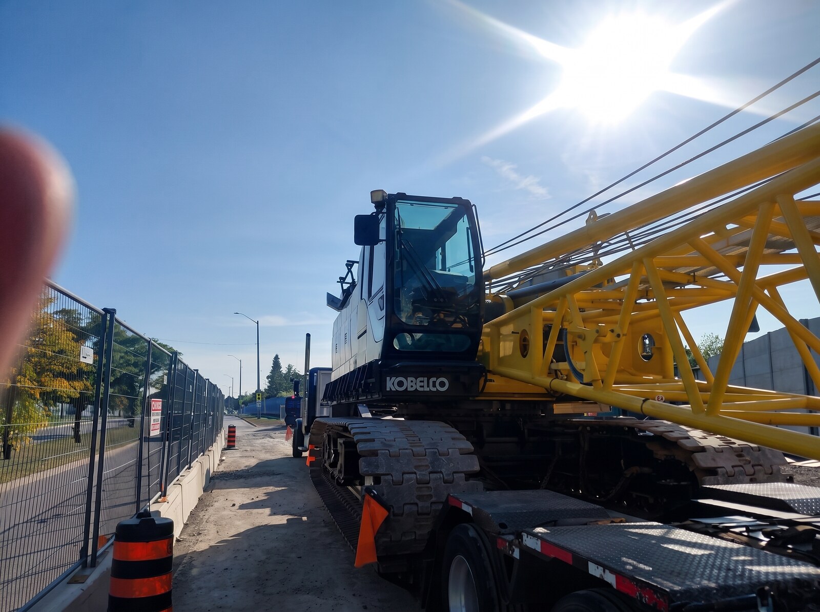 Grue sur chenilles Kobelco sur lowboy